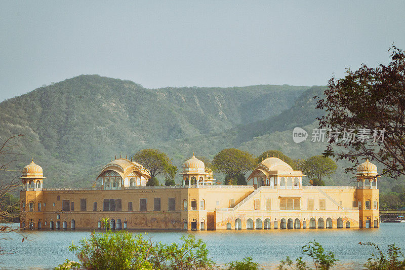 印度斋浦尔曼萨加尔湖上的Jal Mahal